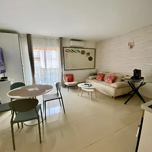 https://vieux-port-terrasse-et-parking.fr-provencehotel.com